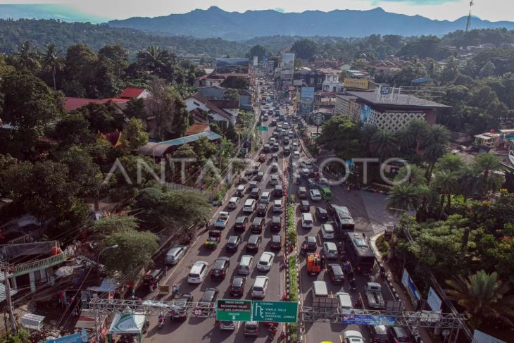 Kepadatan jalur Puncak Bogor saat libur panjang