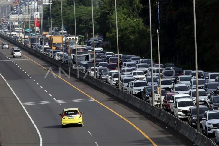 Kepadatan jalur Puncak Bogor saat libur panjang