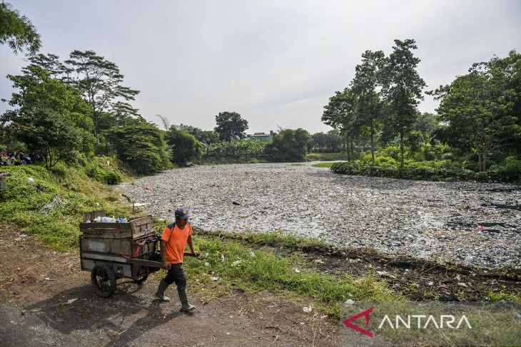 Tumpukan sampah di Sungai Citarum Lama