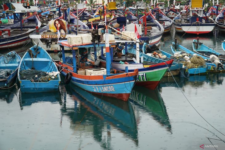 Aktivitas nelayan Prigi terdampak cuaca buruk
