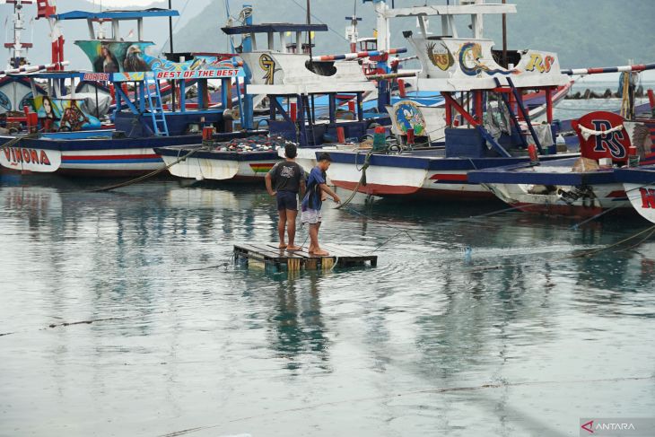 Aktivitas nelayan Prigi terdampak cuaca buruk