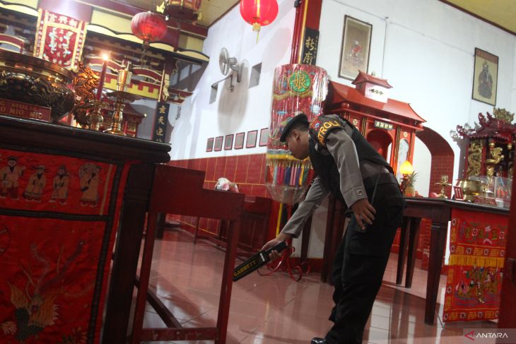 Pengamanan malam tahun baru Imlek di kelenteng Sien Hien Kiong