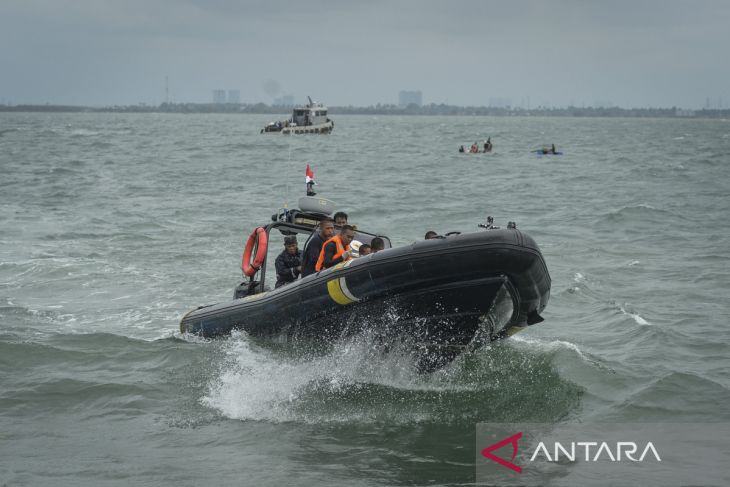 Operasi pencabutan pagar laut terkendala cuaca buruk