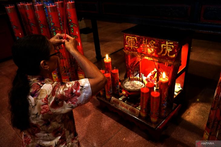 Ritual sembahyang sambut Tahun Baru Imlek