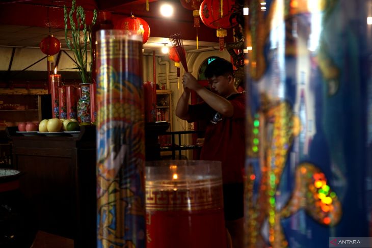 Ritual sembahyang sambut Tahun Baru Imlek