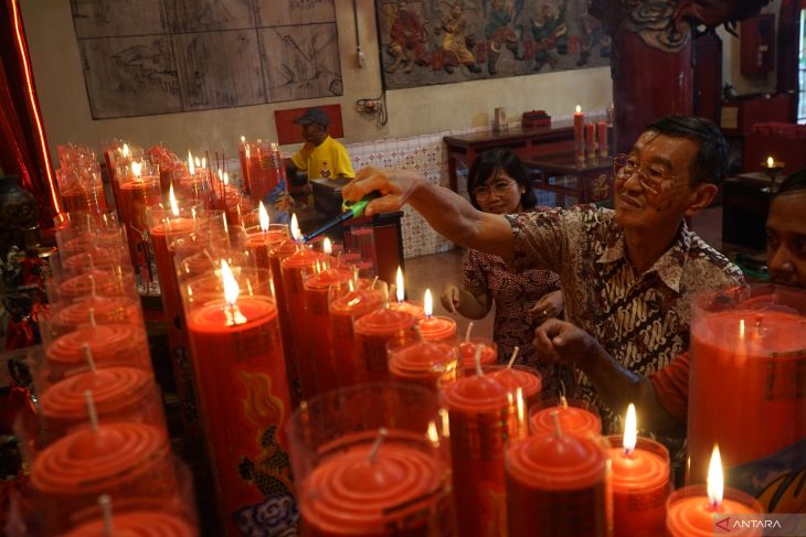 Ritual sembahyang sambut Tahun Baru Imlek