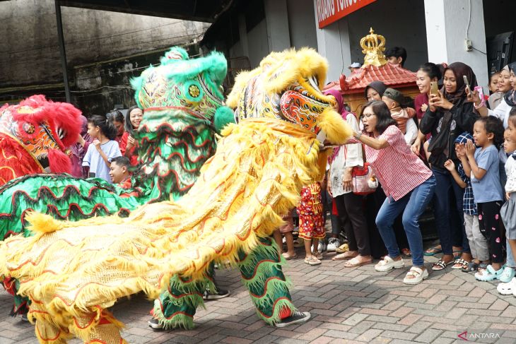 Pertunjukan barongsai sambut Imlek di Tulungagung