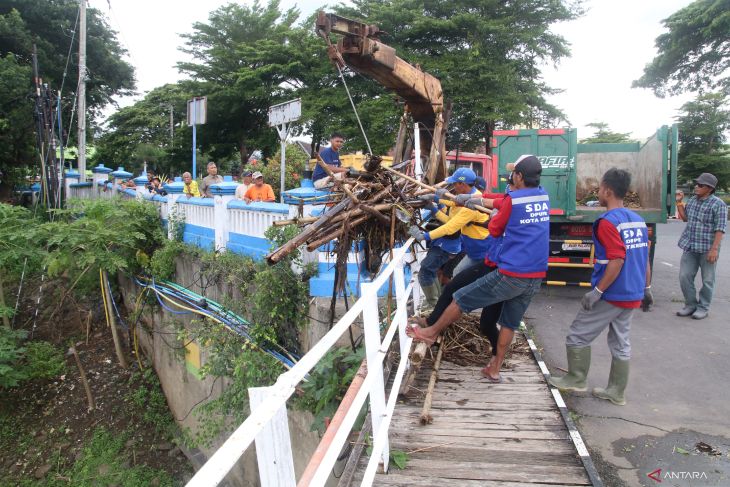 Perawatan jembatan cagar budaya saat musim hujan