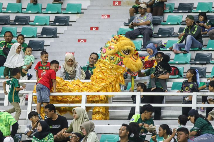 Pertunjukan barongsai di Stadion GBT