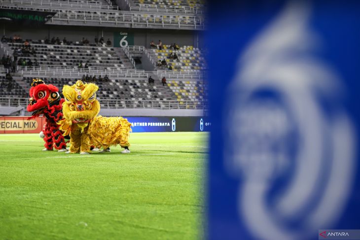 Pertunjukan barongsai di Stadion GBT