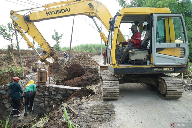Perbaikan jalan longsor di jalur Selingkar Wilis Tulungagung