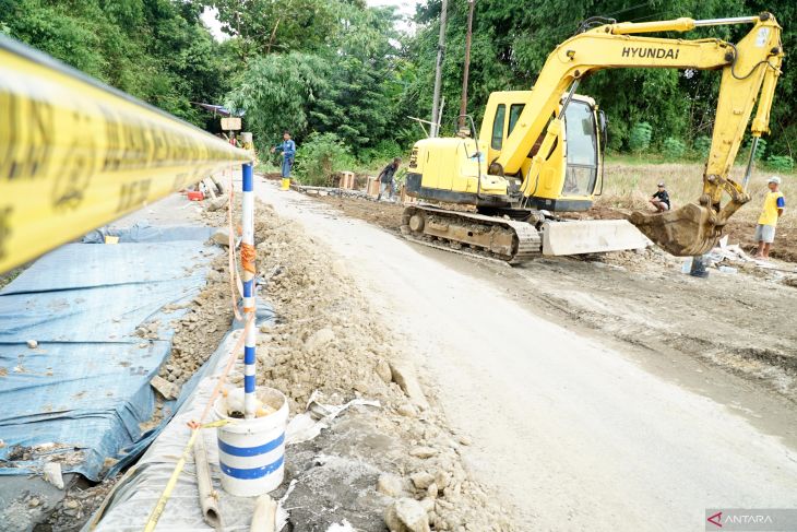 Perbaikan jalan longsor di jalur Selingkar Wilis Tulungagung