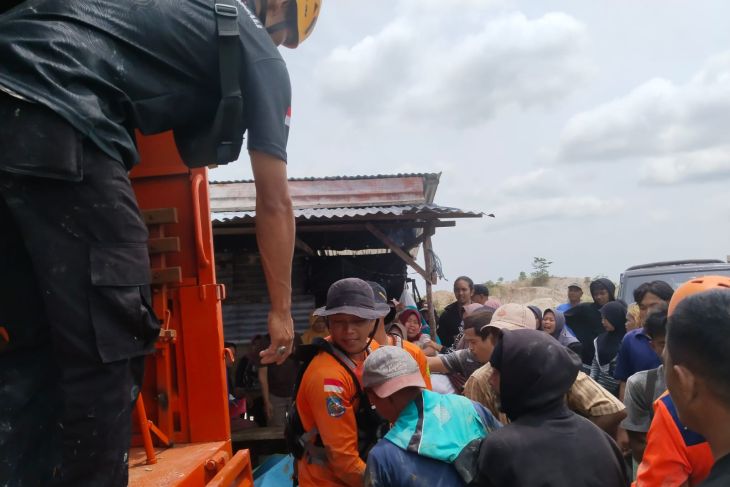 Evakuasi korban longsor di Parit 2 Bangka Selatan