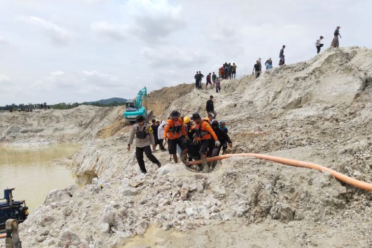 Evakuasi korban longsor di Parit 2 Bangka Selatan