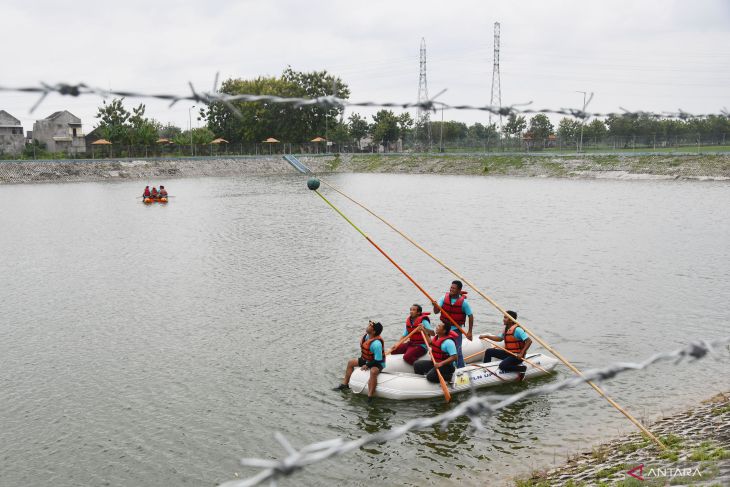 Simulasi tanggap darurat banjir pegawai PLN Madiun