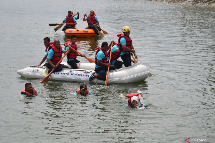 Simulasi tanggap darurat banjir pegawai PLN Madiun