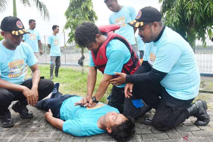 Simulasi tanggap darurat banjir pegawai PLN Madiun