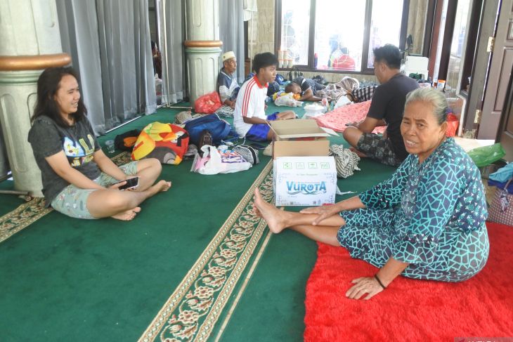 Korban banjir Situbondo mengungsi ke masjid