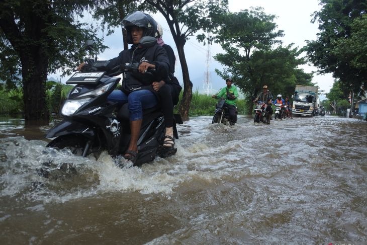 Jalan Raya Pantura Situbondo macet akibat banjir