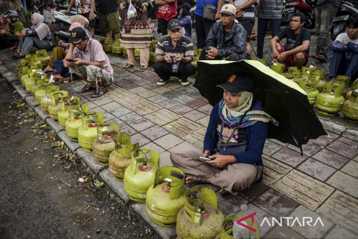 Antrean pembelian gas elpiji 3 kilogram