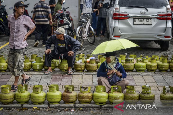 Antrean pembelian gas elpiji 3 kilogram