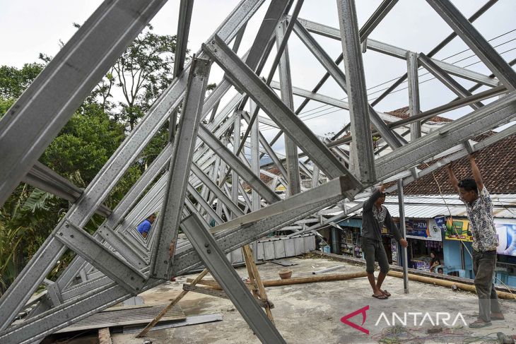 Dampak angin siklon tropis taliah di Ciamis