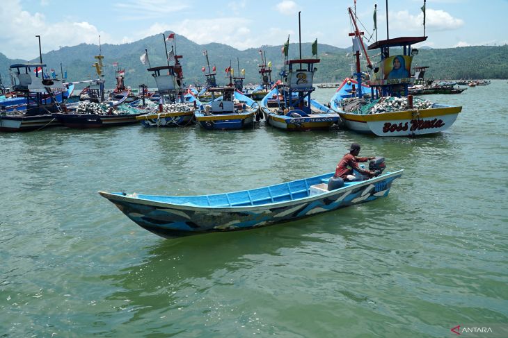 Nelayan tidak melaut dampak  cuaca buruk