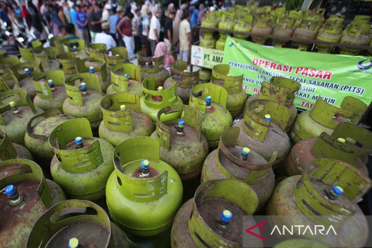 FOTO - Antre gas elpiji subsidi di Pasar Tani Aceh