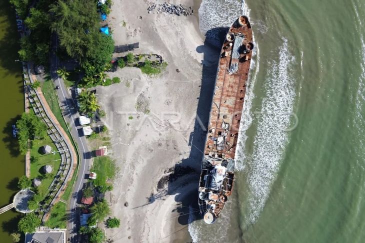 Eks KRI Teluk Bone 511 yang terdampar dalam kondisi berkarat di Pantai Pariaman