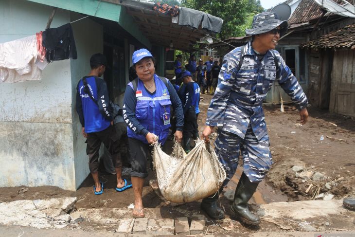 Bersihkan rumah warga terdampak banjir