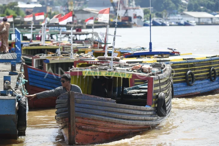 Perahu penyeberangan Sungai Mahakam