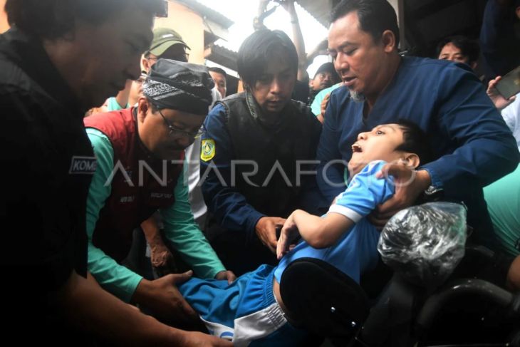 Mensos pimpin kerja bakti dan serahkan bantuan di Ciomas
