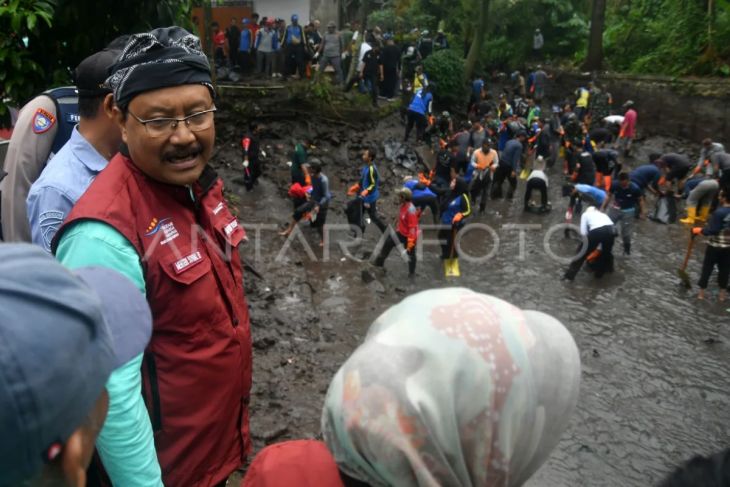 Mensos pimpin kerja bakti dan serahkan bantuan di Ciomas
