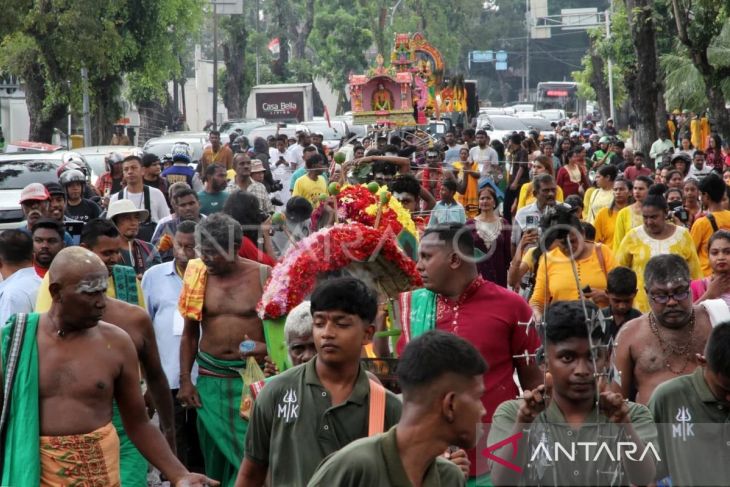 Tradisi Tusuk Lidah umat Hindu di Medan