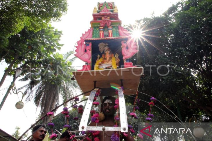 Tradisi Tusuk Lidah umat Hindu di Medan