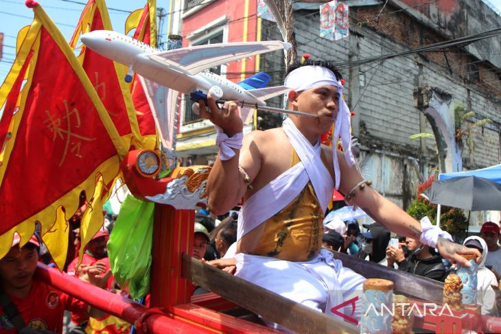 Atraksi Tatung Cap Go Meh di Singkawang