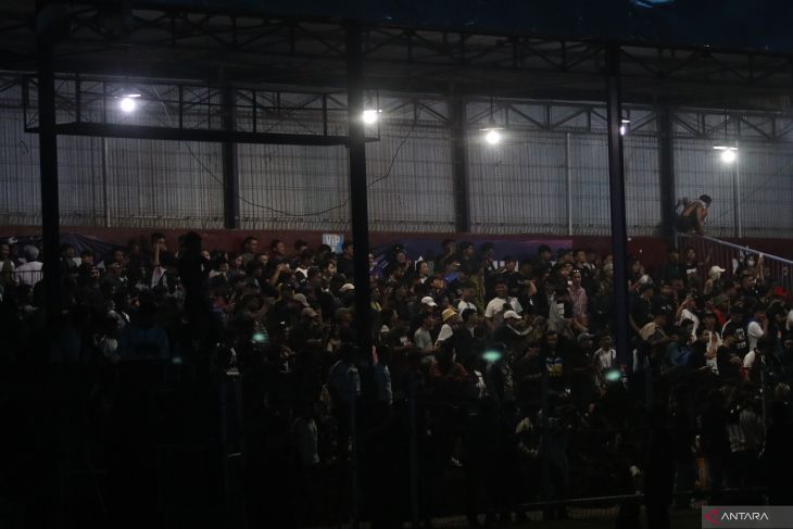 Lampu stadion mati pada pertandingan Liga 1