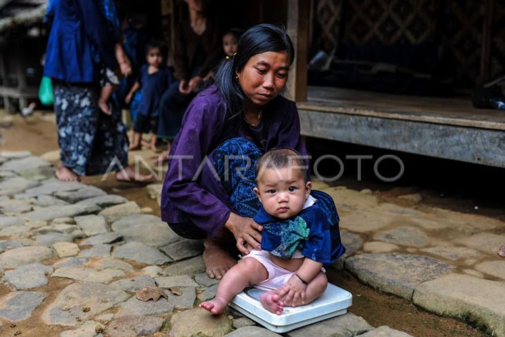 Pemberian vitamin A kepada anak pedalaman Suku Badui