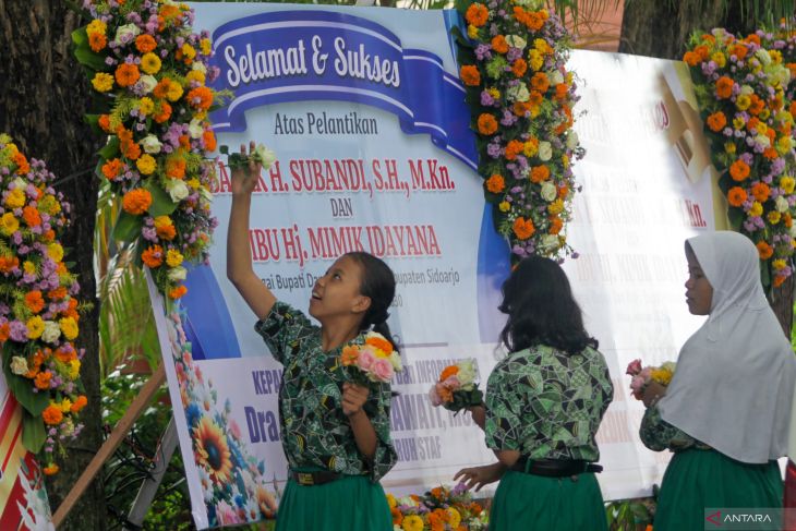 Karangan bunga untuk kepala daerah di Sidoarjo
