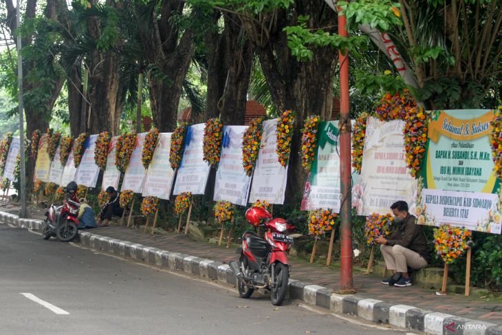 Karangan bunga untuk kepala daerah di Sidoarjo
