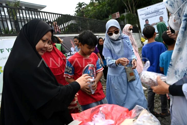 Pembagian nasi bungkus gratis di Depok