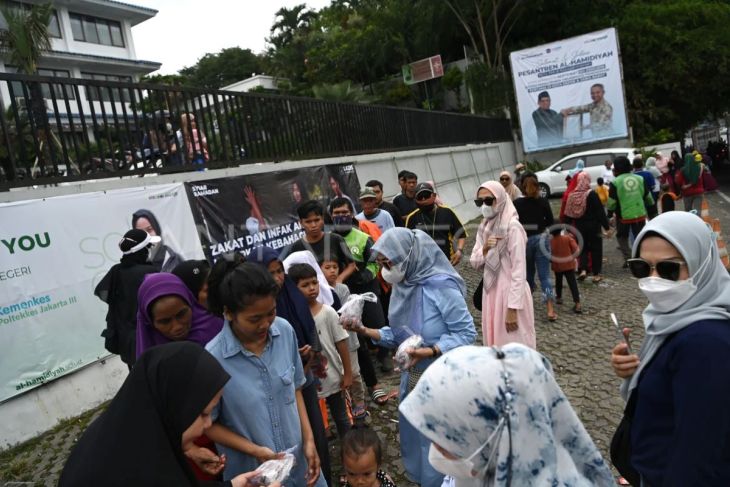 Pembagian nasi bungkus gratis di Depok