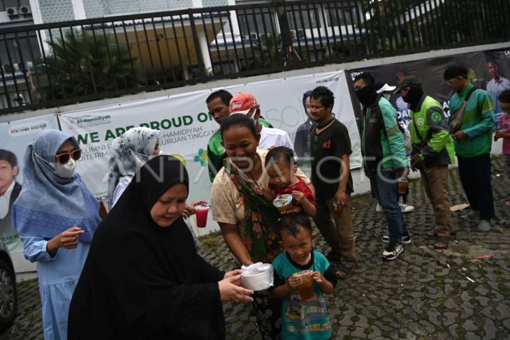 Pembagian nasi bungkus gratis di Depok