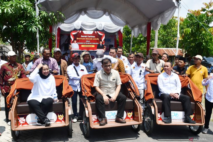 Penyerahan becak listrik di Madiun