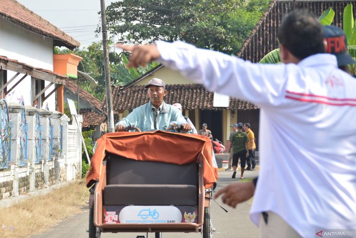 Penyerahan becak listrik di Madiun