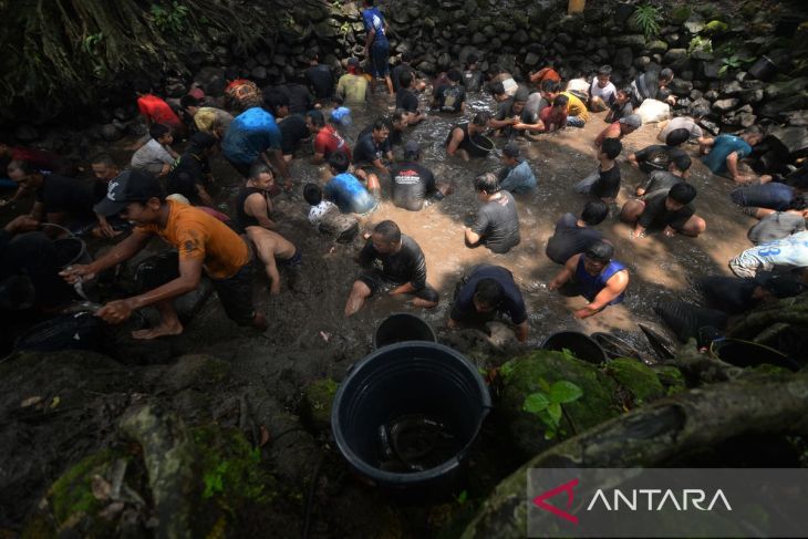 Tradisi nawu Sendang Gotan sebagai wujud syukur warga kepada Tuhan atas sumber air