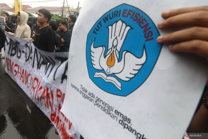 Aksi mahasiswa Kediri menggugat