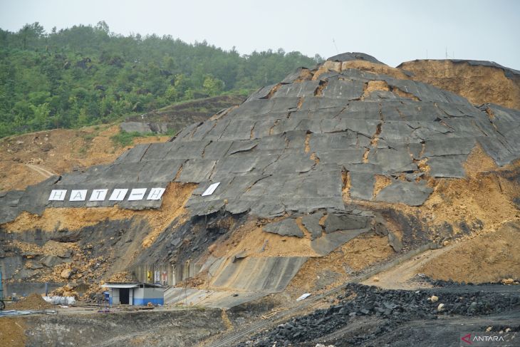 Dinding tebing Bendungan Bagong Trenggalek ambrol