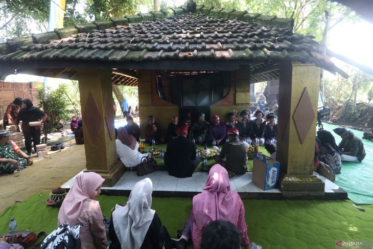 Sedekah bumi di situs Panjer Kediri