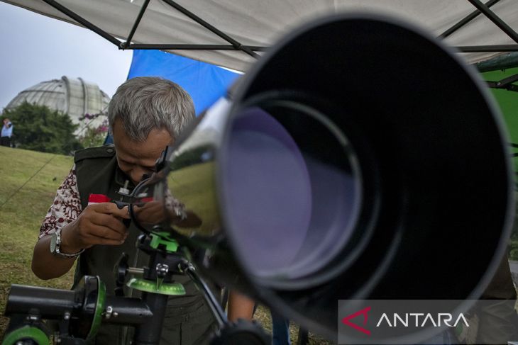 Pemantauan hilal di Observatorium Bosscha Lembang